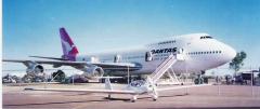 Dimona and Qantas 747 Classic - Longreach